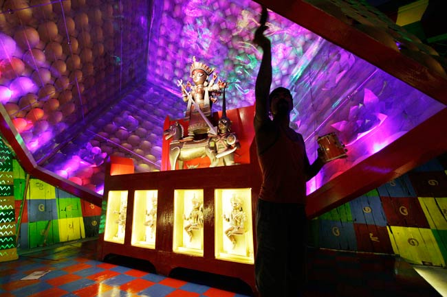 ढाक की थाप के साथ्‍ा शुरू हुई दुर्गा पूजा