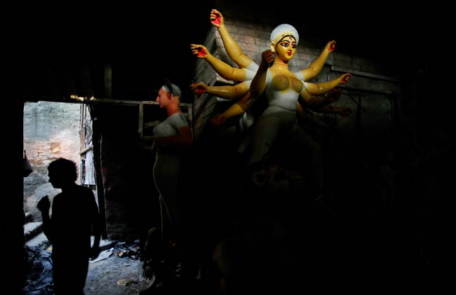 ढाक की थाप के साथ्‍ा शुरू हुई दुर्गा पूजा