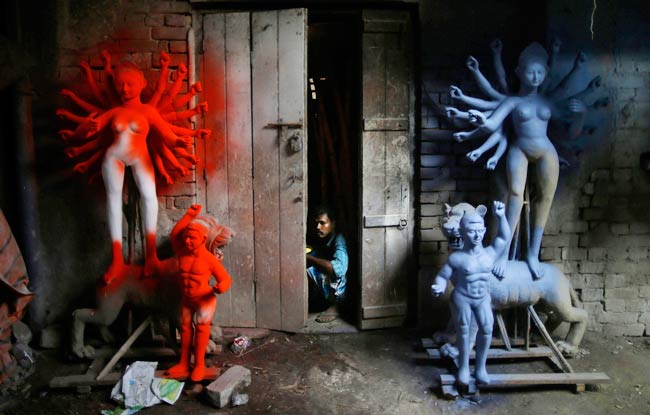 ढाक की थाप के साथ्‍ा शुरू हुई दुर्गा पूजा