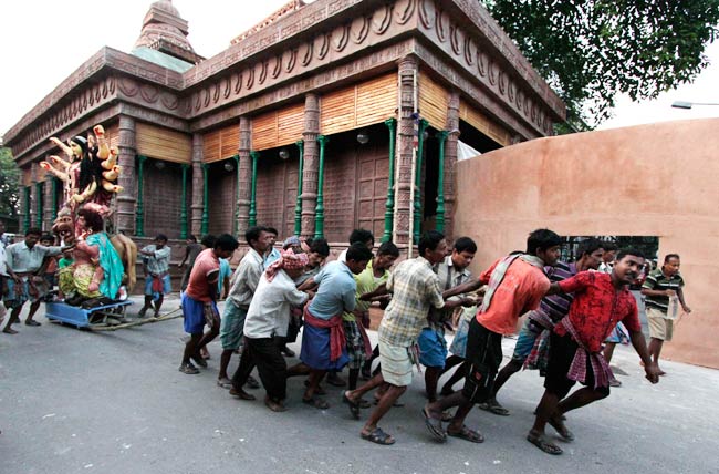 ढाक की थाप के साथ्‍ा शुरू हुई दुर्गा पूजा