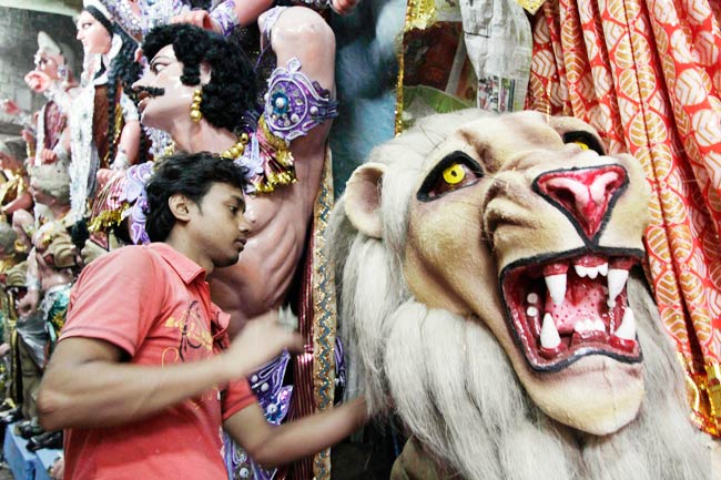 ढाक की थाप के साथ्‍ा शुरू हुई दुर्गा पूजा