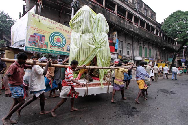 ढाक की थाप के साथ्‍ा शुरू हुई दुर्गा पूजा