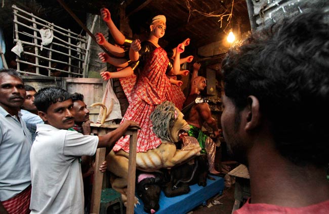 ढाक की थाप के साथ्‍ा शुरू हुई दुर्गा पूजा