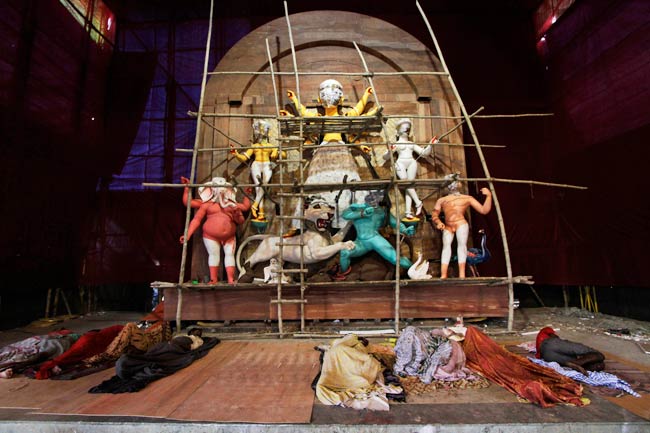 ढाक की थाप के साथ्‍ा शुरू हुई दुर्गा पूजा