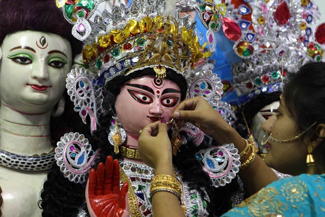 मां दुर्गा की भक्ति के रंग में रंगे श्रद्धालु