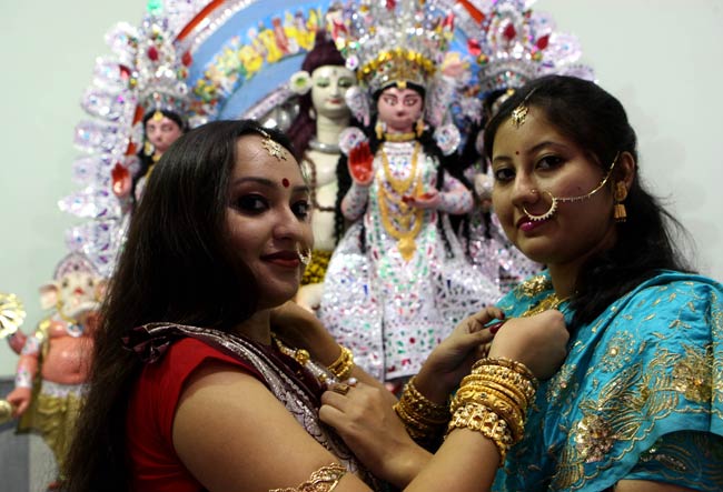 मां दुर्गा की भक्ति के रंग में रंगे श्रद्धालु