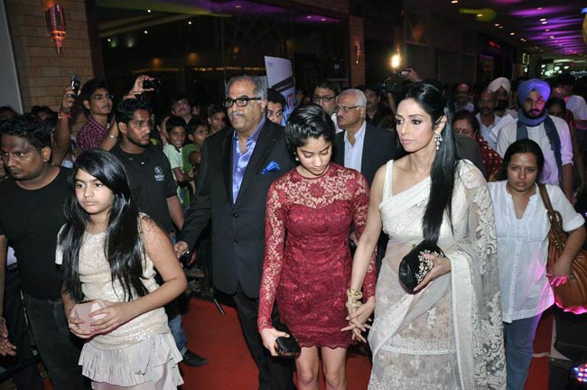 'इंग्लिश विंग्लिश' के प्रीमियर पर उमड़ा बॉलीवुड | फर्स्ट लुक