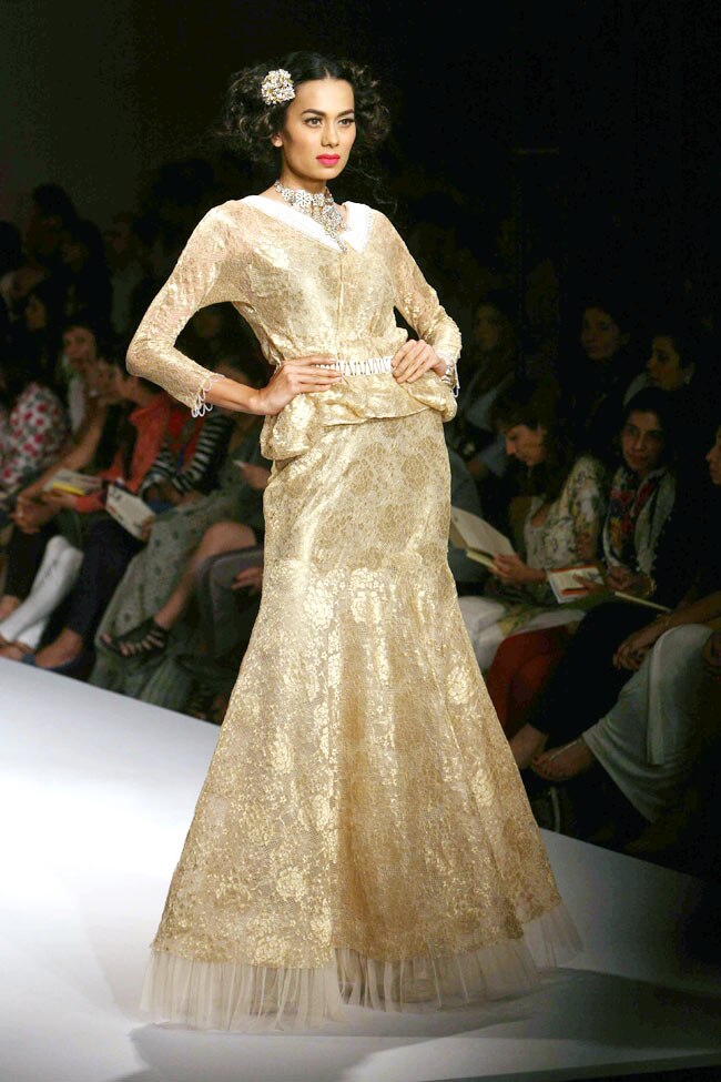 विल्स फैशन वीक के पहले दिन हसीनाओं का जलवा | हिट जोड़ी