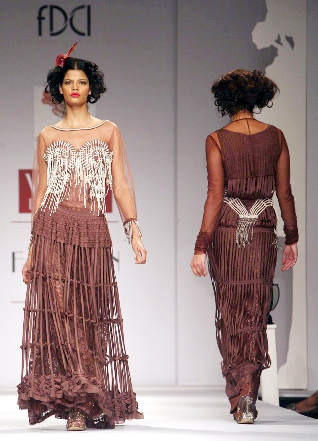 विल्स फैशन वीक के पहले दिन हसीनाओं का जलवा | हिट जोड़ी