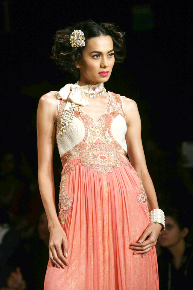 विल्स फैशन वीक के पहले दिन हसीनाओं का जलवा | हिट जोड़ी