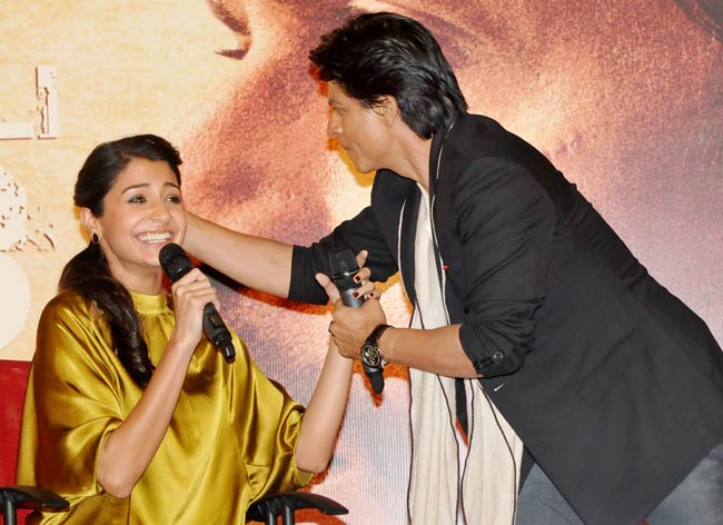 'जब तक है जान' के प्रमोशन में जुटे सितारे | फर्स्ट लुक