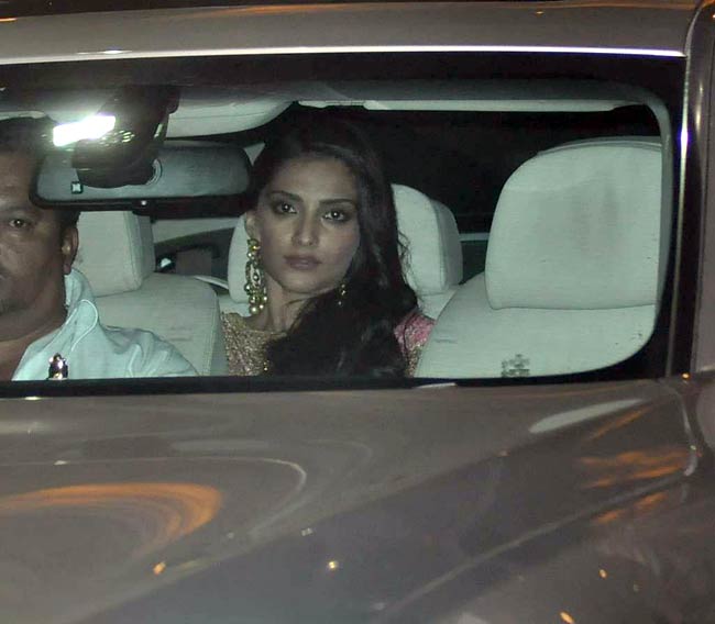 सैफ-करीना की पार्टी में सितारे... | शादी का एलबम