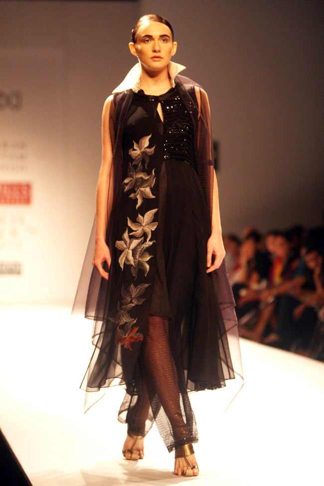 विल्स फैशन वीक के पहले दिन हसीनाओं का जलवा | हिट जोड़ी