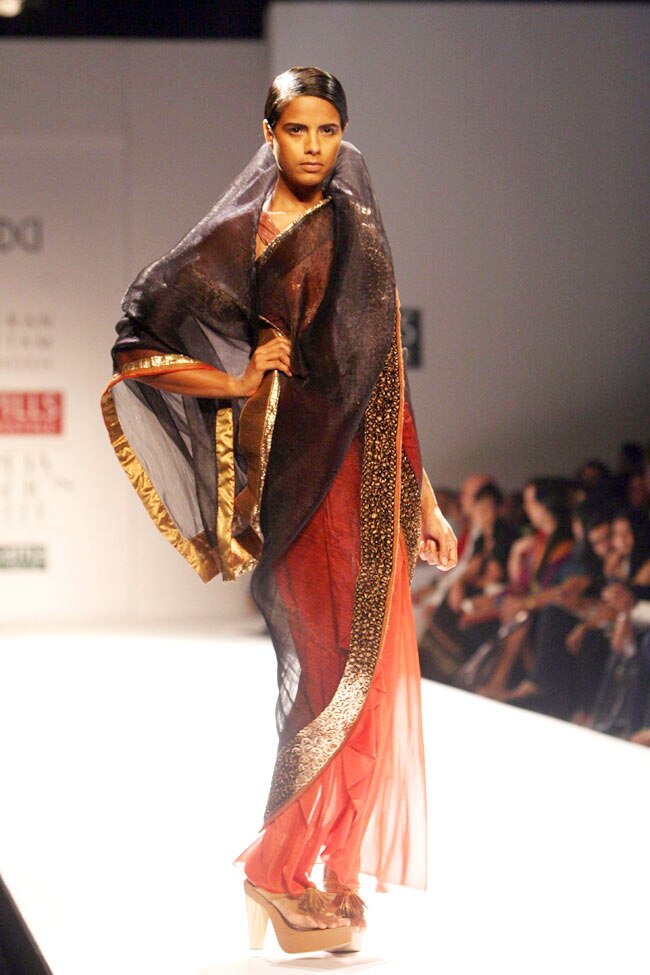 विल्स फैशन वीक के पहले दिन हसीनाओं का जलवा | हिट जोड़ी