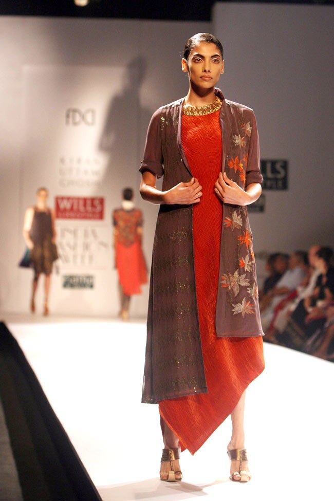 विल्स फैशन वीक के पहले दिन हसीनाओं का जलवा | हिट जोड़ी