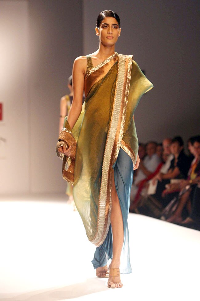 विल्स फैशन वीक के पहले दिन हसीनाओं का जलवा | हिट जोड़ी