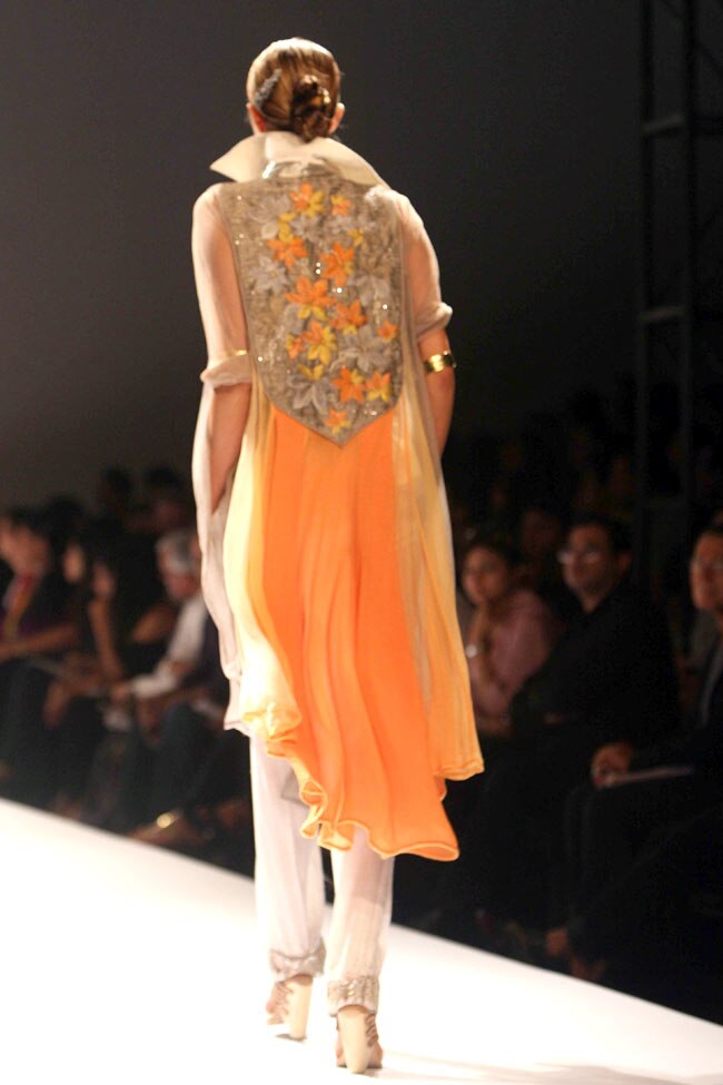 विल्स फैशन वीक के पहले दिन हसीनाओं का जलवा | हिट जोड़ी