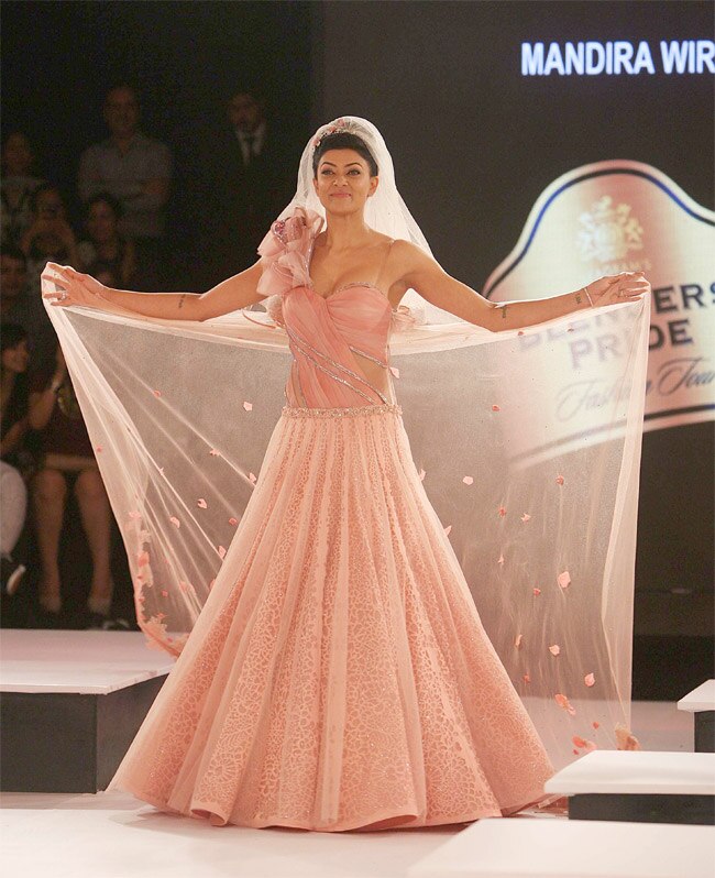 ब्‍लेंडर्स प्राइड फैशन टूर में सितारों ने बिखेरी चमक  | हॉट बिपाशा