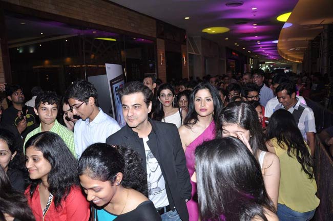 'इंग्लिश विंग्लिश' के प्रीमियर पर उमड़ा बॉलीवुड | फर्स्ट लुक