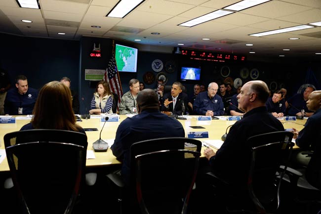 तूफान ने रोका ओबामा, रोमनी का चुनावी अभियान