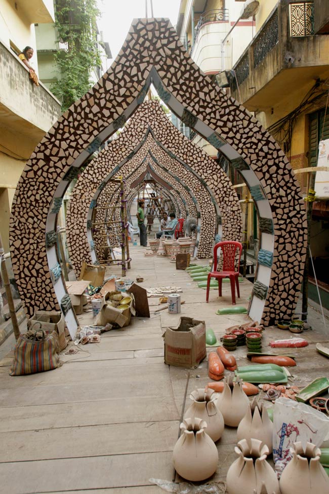 कोलकाताः मां दुर्गा के पंडालों में कलाकारी का अनोखा नज़ारा