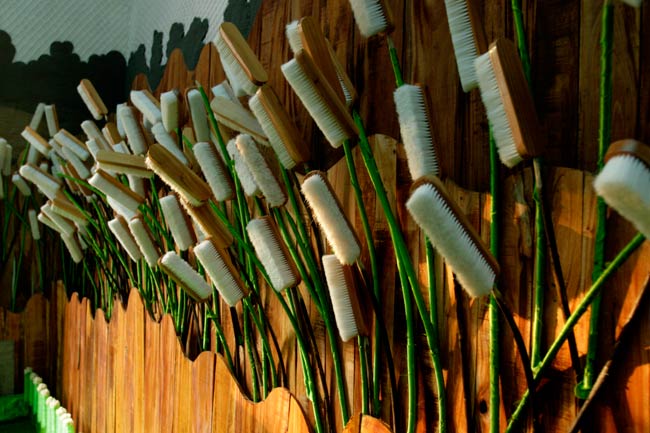 कोलकाताः मां दुर्गा के पंडालों में कलाकारी का अनोखा नज़ारा