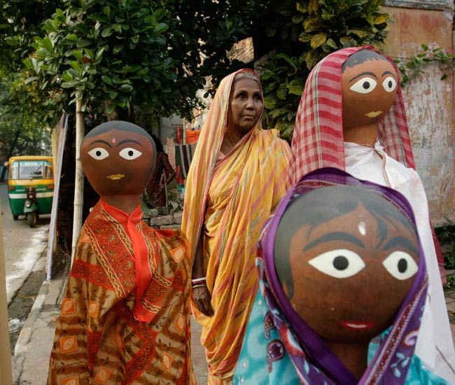 कोलकाताः मां दुर्गा के पंडालों में कलाकारी का अनोखा नज़ारा