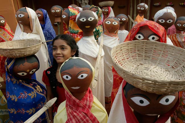 कोलकाताः मां दुर्गा के पंडालों में कलाकारी का अनोखा नज़ारा