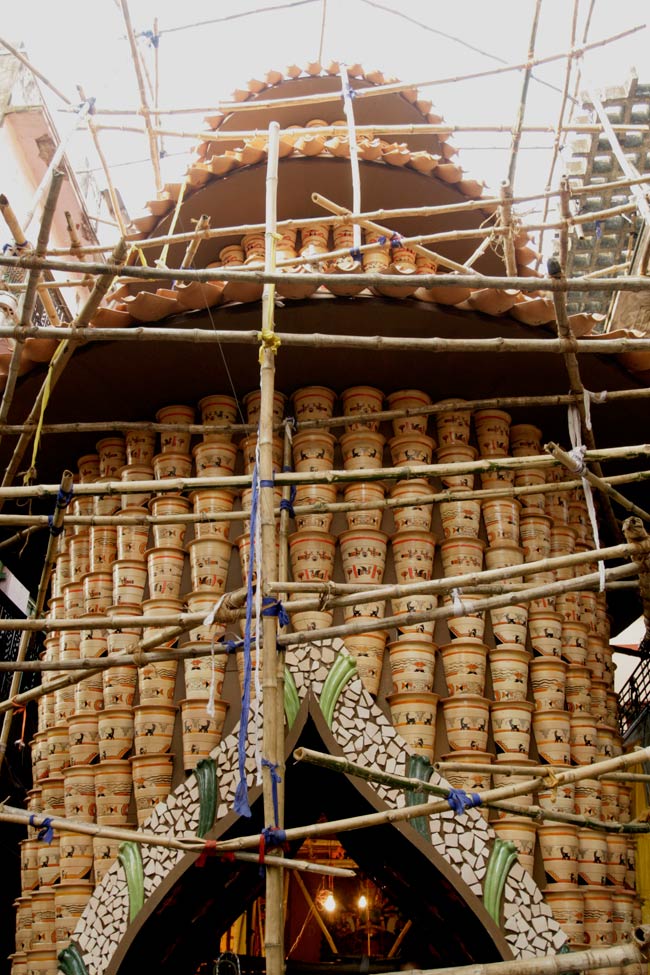 कोलकाताः मां दुर्गा के पंडालों में कलाकारी का अनोखा नज़ारा