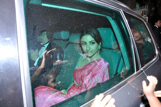 सैफ-करीना की पार्टी में सितारे... | शादी का एलबम