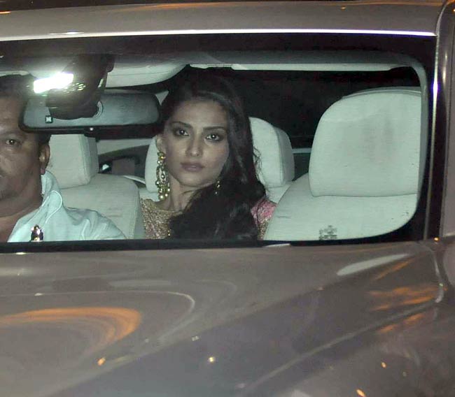 सैफ-करीना की पार्टी में सितारे... | शादी का एलबम