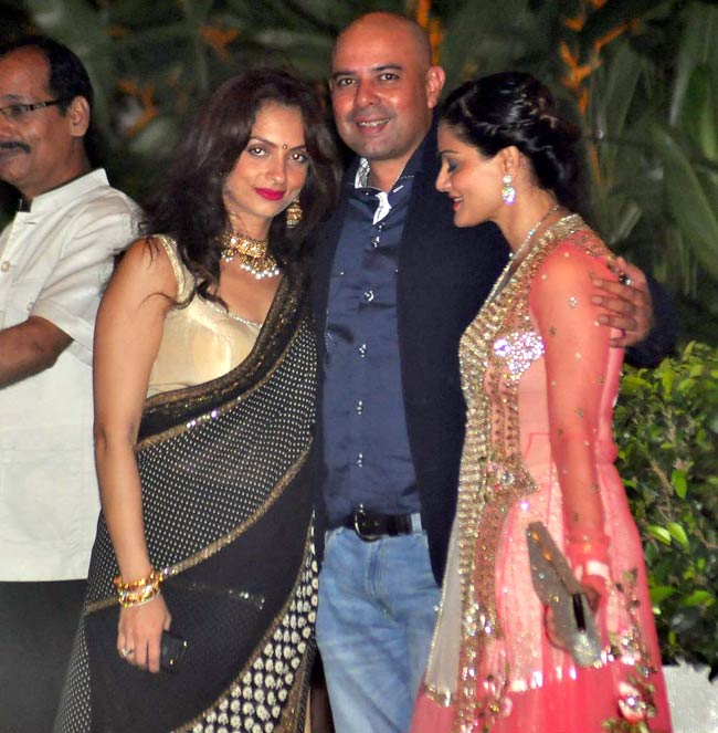 सैफ-करीना की पार्टी में सितारे... | शादी का एलबम