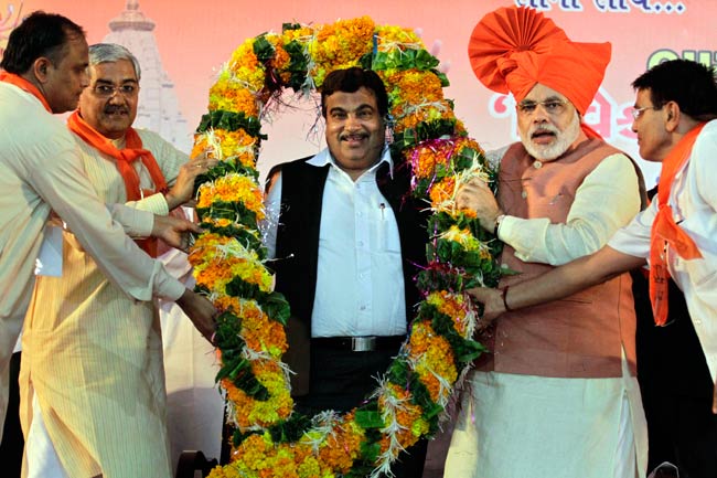 चुनावों के मद्देनजर गुजरात में चढ़ा सियासी पारा