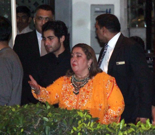 सैफ-करीना की पार्टी में सितारे... | शादी का एलबम