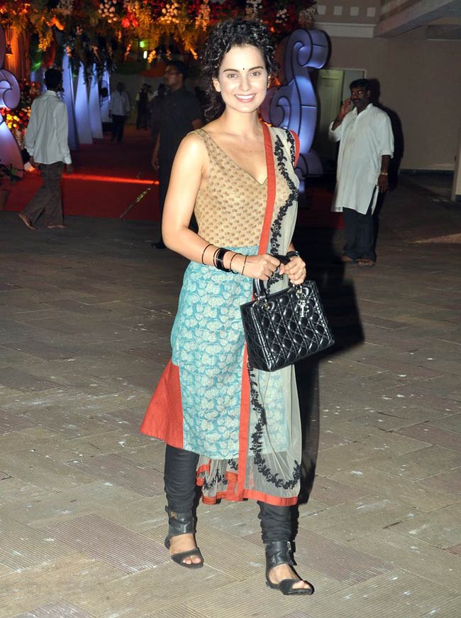 संजय के घर 'माता की चौकी' पर पहुंचे सितारे | सितारों की मस्‍ती