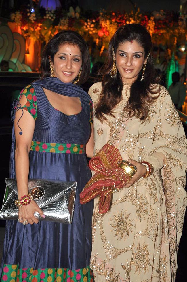 संजय के घर 'माता की चौकी' पर पहुंचे सितारे | सितारों की मस्‍ती