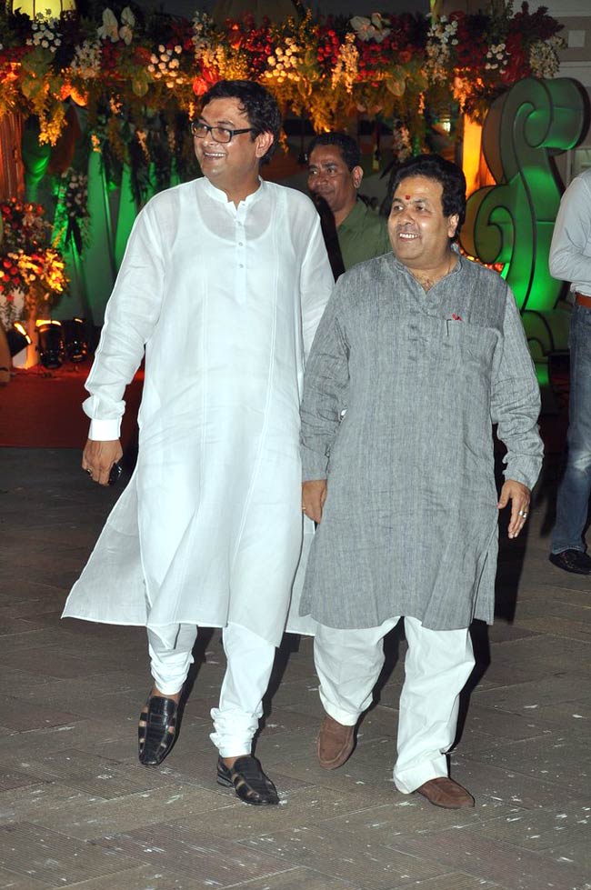 संजय के घर 'माता की चौकी' पर पहुंचे सितारे | सितारों की मस्‍ती