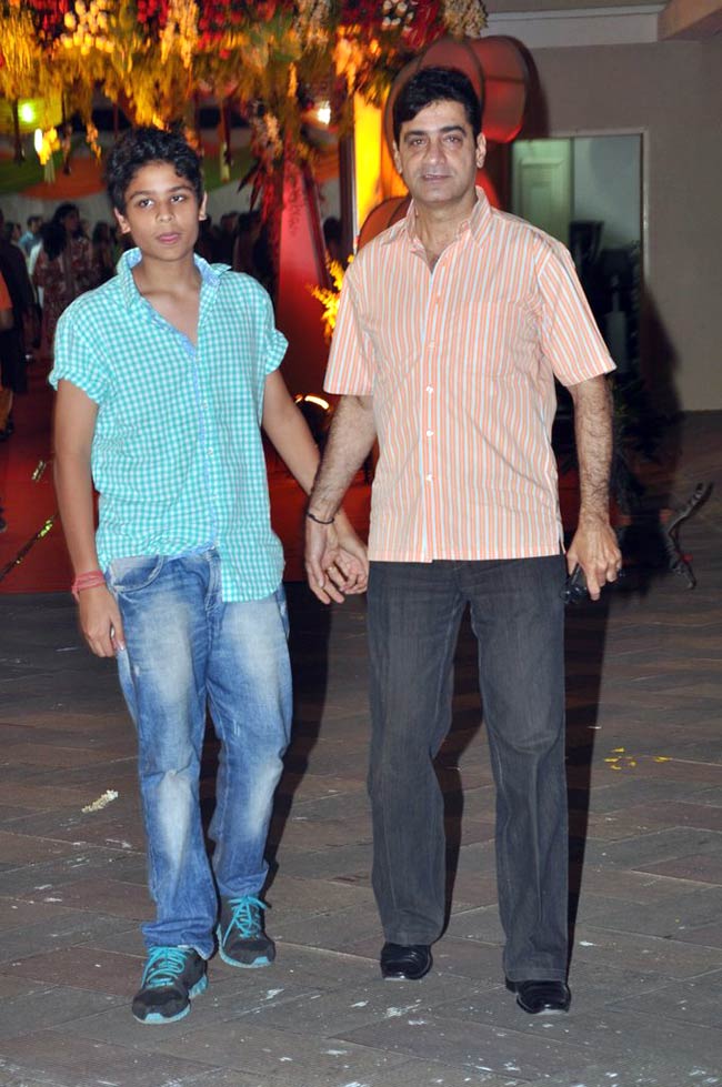 संजय के घर 'माता की चौकी' पर पहुंचे सितारे | सितारों की मस्‍ती