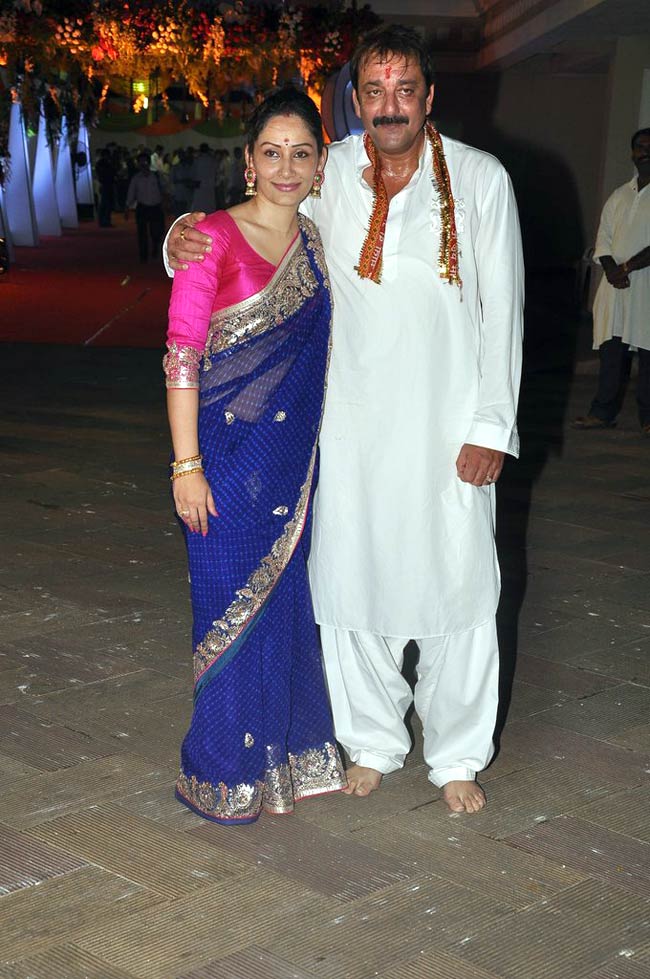 संजय के घर 'माता की चौकी' पर पहुंचे सितारे | सितारों की मस्‍ती