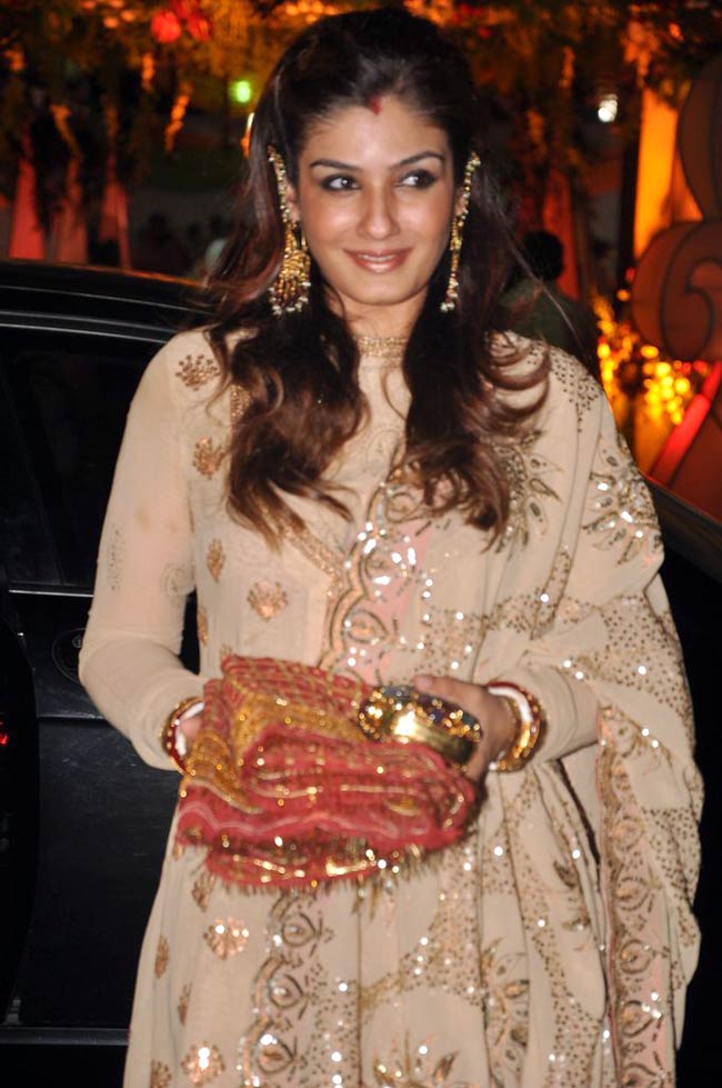 संजय के घर 'माता की चौकी' पर पहुंचे सितारे | सितारों की मस्‍ती