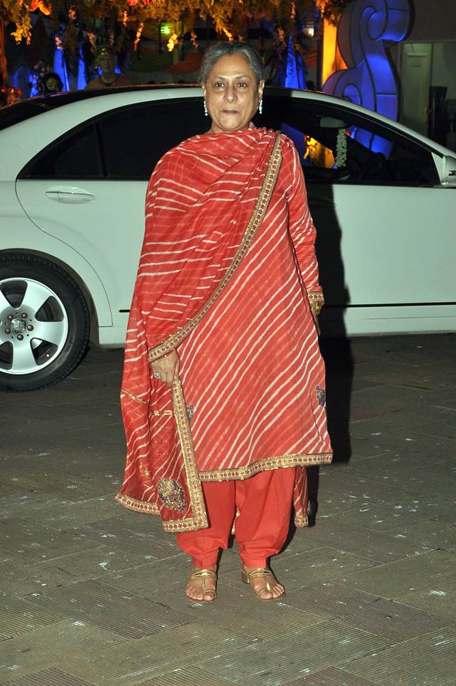 संजय के घर 'माता की चौकी' पर पहुंचे सितारे | सितारों की मस्‍ती