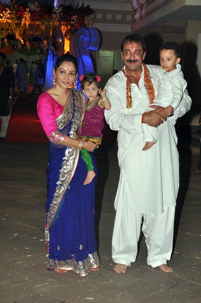 संजय के घर 'माता की चौकी' पर पहुंचे सितारे | सितारों की मस्‍ती