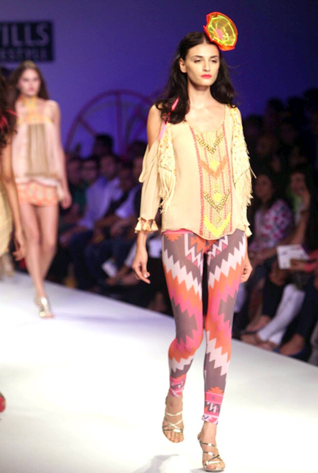 विल्स फैशन वीक के पहले दिन हसीनाओं का जलवा | हिट जोड़ी