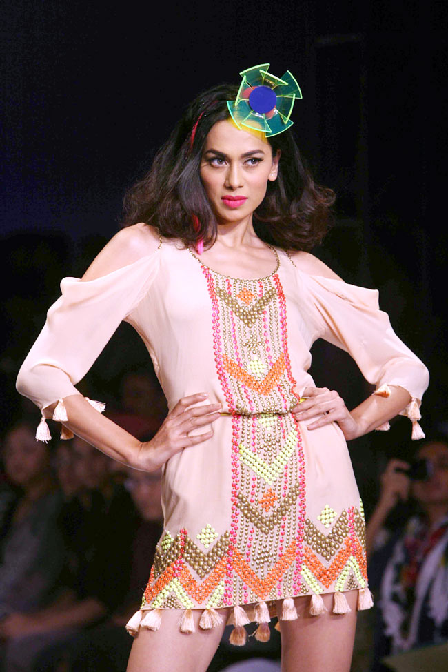 विल्स फैशन वीक के पहले दिन हसीनाओं का जलवा | हिट जोड़ी