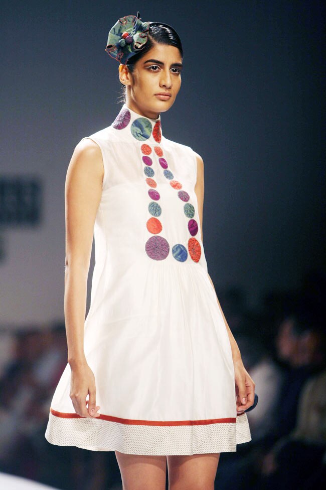 विल्स फैशन वीक के पहले दिन हसीनाओं का जलवा | हिट जोड़ी