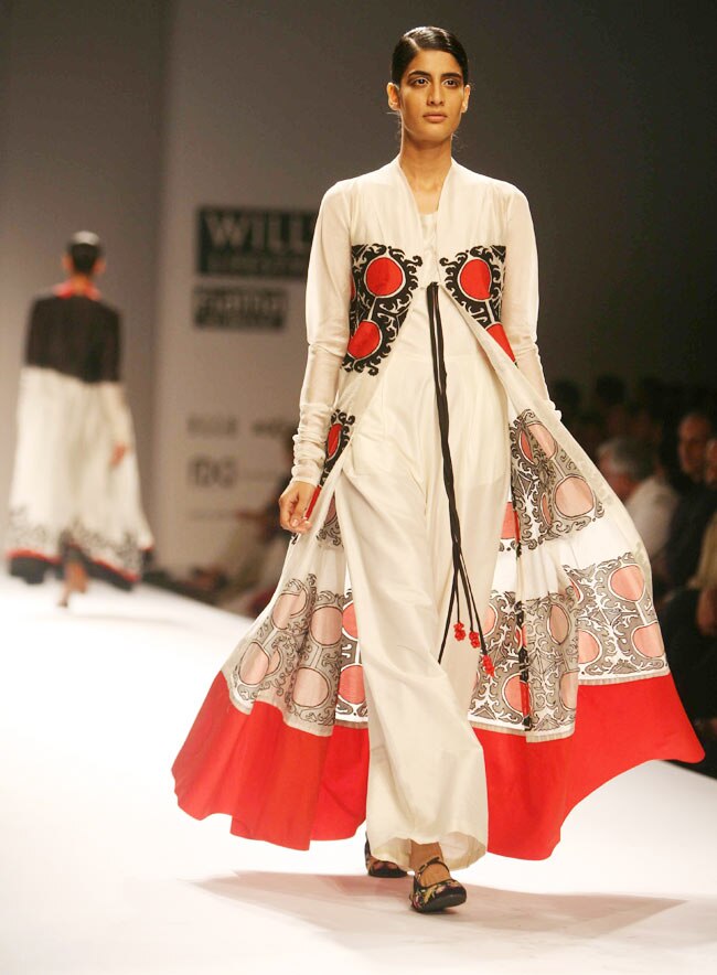 विल्स फैशन वीक के पहले दिन हसीनाओं का जलवा | हिट जोड़ी