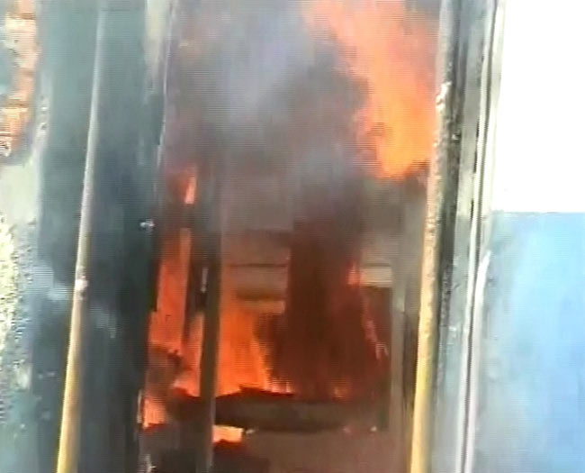 देश के तीन जगहों में आग की घटनाएं