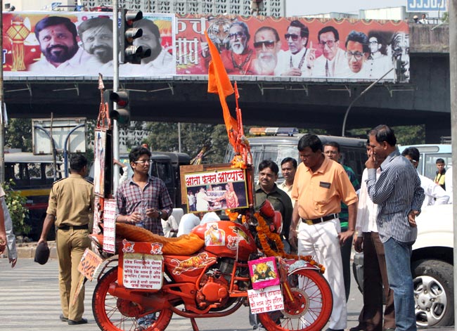 देखें कौन-कौन पहुंचा बाल ठाकरे से मिलने | तस्वीरों में ठाकरे