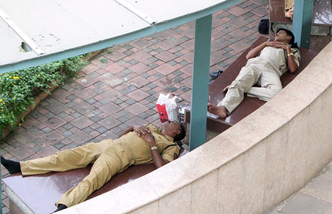 देखें कौन-कौन पहुंचा बाल ठाकरे से मिलने | तस्वीरों में ठाकरे