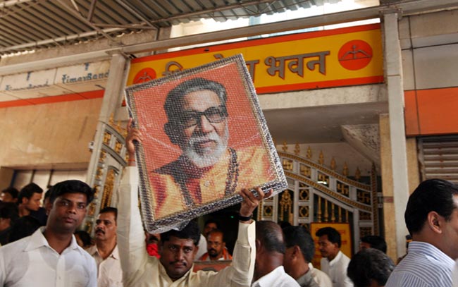 शिवसेना भवन में रखा गया ठाकरे का अस्थि कलश